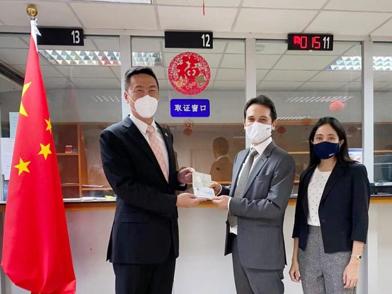 中国驻泰国使领馆首张生物识别签证