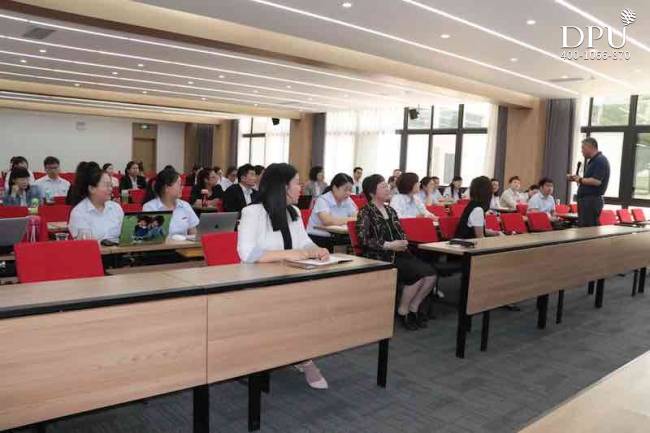 郑州财经学院第一、二期教师博士班学员认真听课中